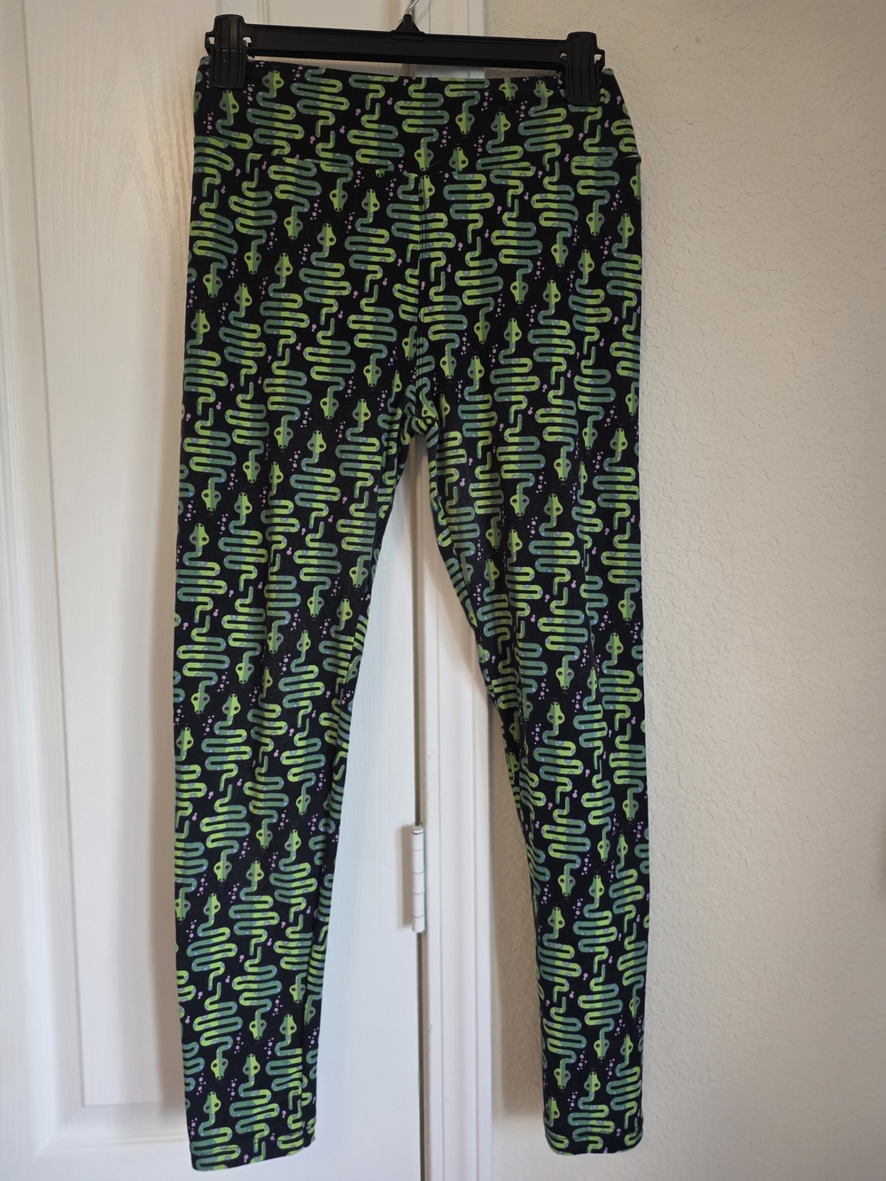 Ladies Lularoe SNAKE leggings